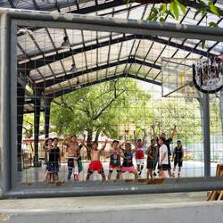 Weme mit dr Kamera entdeckt wird und alli möchte ufem Bild si..