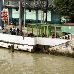 Kind spile und schwimme im Pasig River wie mir ir Aare