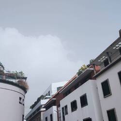 Blumen auch auf den Häusern in der Stadt