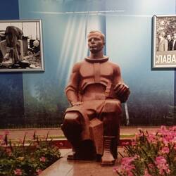 Гагарин с кирпичом и полотенцем 🤣 на самом деле, с планшетом