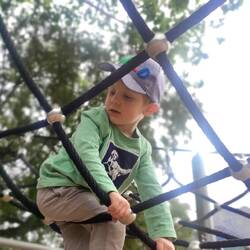 Unser großer Junge. Schafft schon die Höhen ganz alleine.
