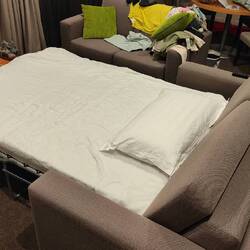 Und dann wollte Marvin auf der Couch schlafen. Es war ihm zu eng mit uns 🤷