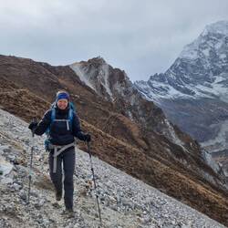 Letzte gute Laune, bevor wir eine rutschige Gerölllawine überqueren mussten