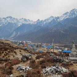 Das ganze Dorf wird nur durch Maultiere, Träger oder selten Helikopter versorgt