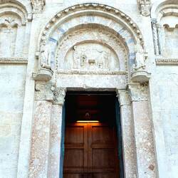 Basilica Cattedrale di S. Maria della Purificazione, eine romanische Kirche aus dem 13. Jahrhundert.