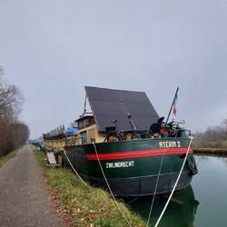 Eines der vielen Wohnschiffe!