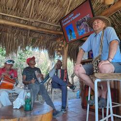 Der Besitzer mit traditionellem Hut und Tasche mit der Band