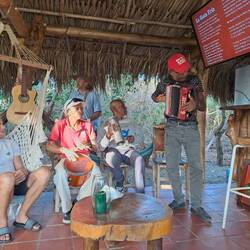 Wechsel auf dem Akkordeon - die Männer spielen mehrere Instrumente