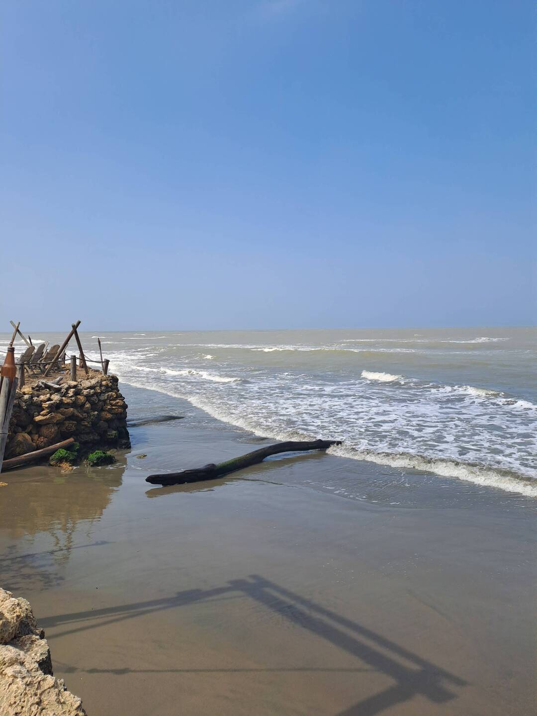 Der Stamm war gestern noch nicht hier... ziemlich starke Strömung hier