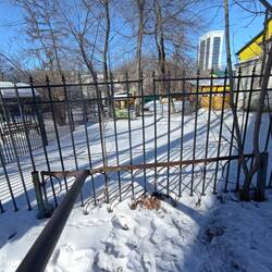 Пятачок земли, со всех сторон - решётки. Калиток нет. Просто пустота за забором