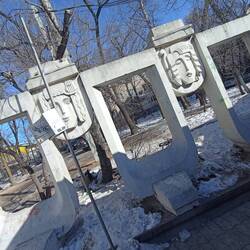 Афишная "тумба" глядит пустыми глазницами в спины ларьков, что скрывают её от прохожих