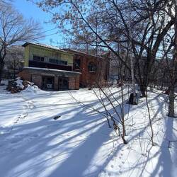 Круглое окно и рассинхрон улиц и стен