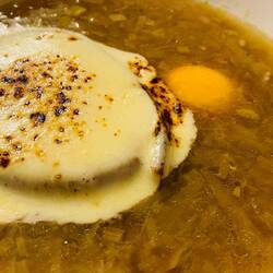 Überbackene Zwiebelsuppe mit Mozzarella und Ei