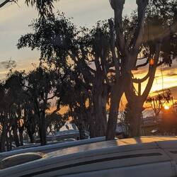 Sonnenaufgang durchs Schlafzimmerfenster