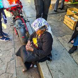 Sie knüpft die Armbänder