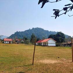 Alle Schulen in Laos, die wir bis jetzt gesehen haben, haben vorne einen grossen Sportplatz 👌⚽️