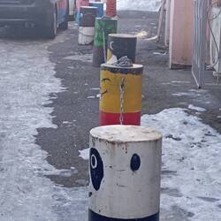 Еще один случай концептуального стрит-арта: "Связанные одной цепью".