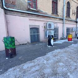 Еще один случай концептуального стрит-арта: "Связанные одной цепью".