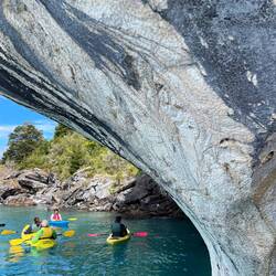 Kajakfahrer erkunden die Höhlen.