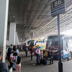 De busterminal van Guayaquil. 100 platforms verdeeld over 3 verdiepingen.
