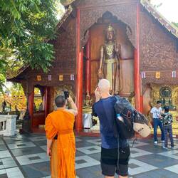Schnappschuss: Toby und Mönch fotografieren den Buddha 😄