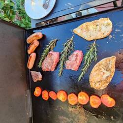 Abends wurde gegrillt mit einigen Kräutern und Gemüse aus dem Garten der Hotelanlage. Sehr praktisch