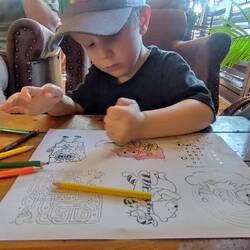 Im 'the Landing', Beschäftigung während wir auf unser Essen warteten.