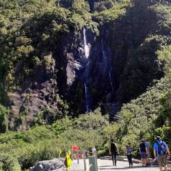 Mit Bergen und Wasserfällen.
