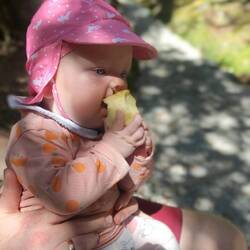 Eine kleine Esspause. Marie hat mir einfach den Apfel stebitzt.