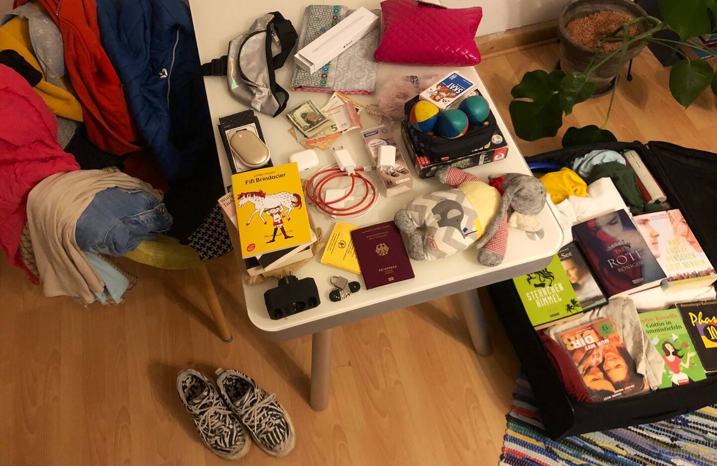 Alles. Was ich anziehe, ins Handgepäck packe, im Koffer habe. (von links nach rechts ;)