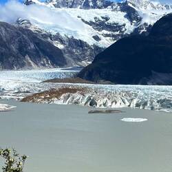 Endlich ohne Wolken! Das Warten hat sich gelohnt. Im Vordergrund der Gletschersee.