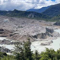 Unter dem Geröll liegt das dicke Eis.