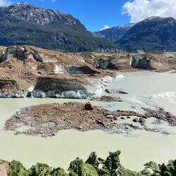 Vom Wanderweg aus könnte man theoretisch aufs Eis. Es gibt mehrere Möglichkeiten; ist aber verboten.