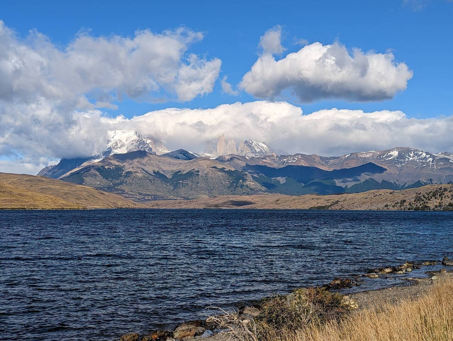 Lago Azul mit Blick auf das Paine-Massiv