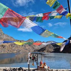 Tempel am heiligen Lake (hierher wird zu Fuß oder auch per Heli gepilgert, je nach budget)