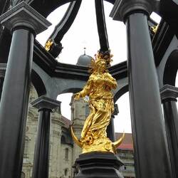 Marienbrunnen vor dem Kloster