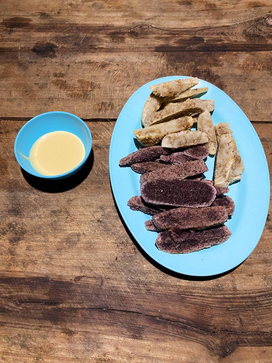 Frittierter brauner und weißer Sticky Rice mit Kondensmilch (genauen Namen haben wir vergessen)