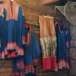 Typische Kleidung der Sami