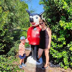 ....ja und wem eigentlich. Weiß jemand wer das ist?