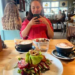 Gemütliches Frühstück im Café