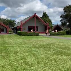 Traditioneller "Begrüßungsritual" der Mãori, mit viel Einschüchterungen und Gastgeschenk