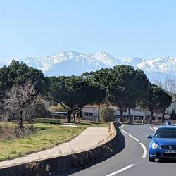 Die schneebedeckten Pyrenäen