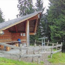 die Hütte bietet Schutz vor dem Regen und normalerweise einen tollen Blick auf die Mythen