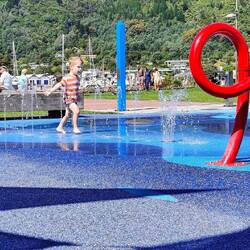 Und nun wird erstmal im Wasser getobt.