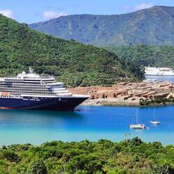 Und ein großes Reiseschiff, die Holland America Line