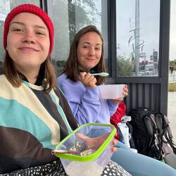 Frühstück an der Bushaltestelle