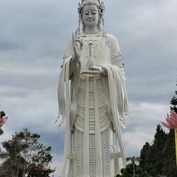 Linh An Pagoda, riiise grossi Statue