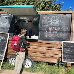In diesem "Food Truck" haben wir dreimal warmes Essen gekauft.