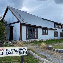 Unser Hostal...Sie schreiben oft den englischen Begriff aufs Schild.