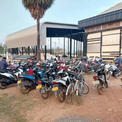 Nicht nur wir als einzige Touris sind aufgefallen, auch unsere Fahrräder zwischen all den Rollern 😄